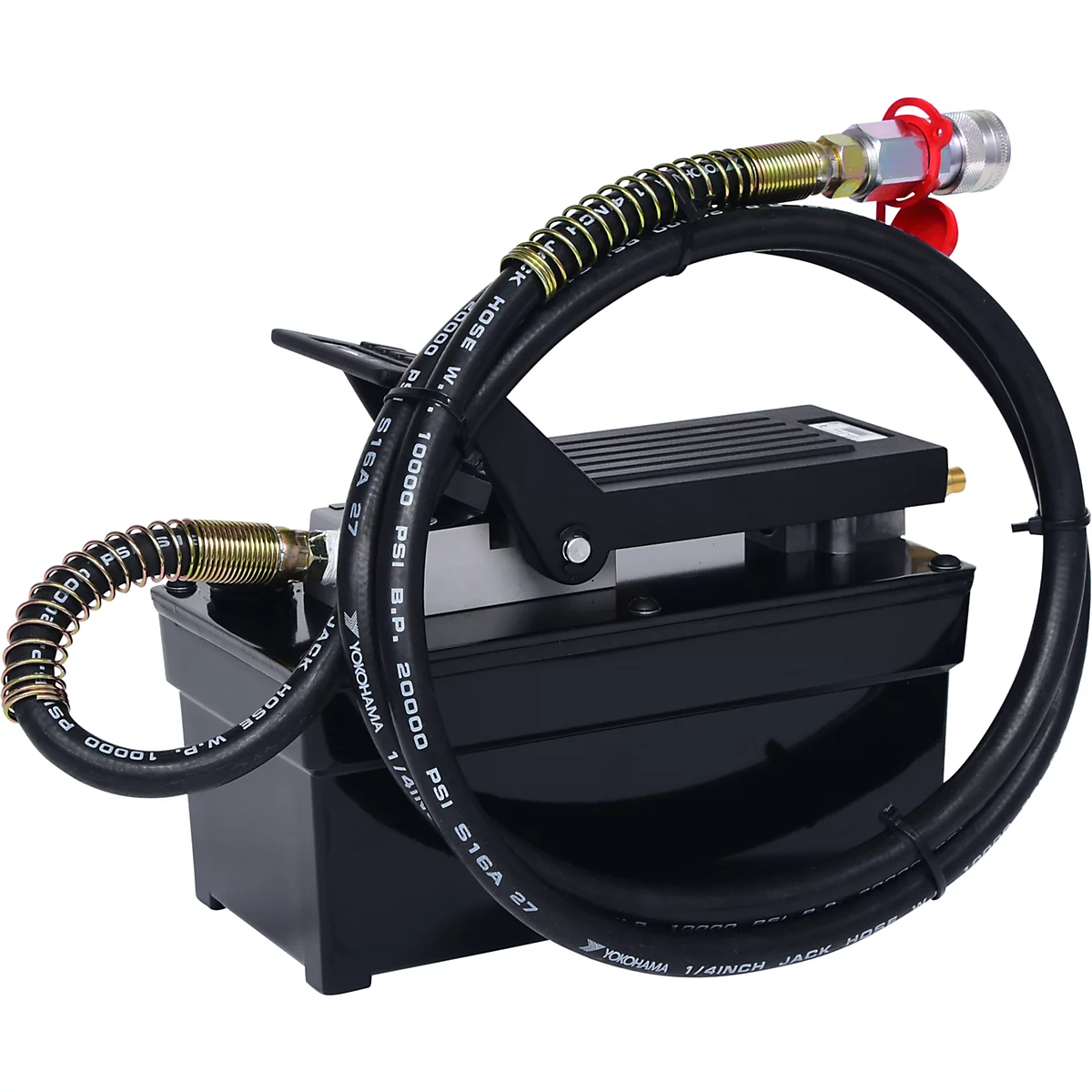 Schwarze hydraulische Fußpumpe mit Schlauch und Anschlüssen. Der Schlauch ist um eine Metallfeder gewickelt, der Stecker hat eine rote Schutzkappe.